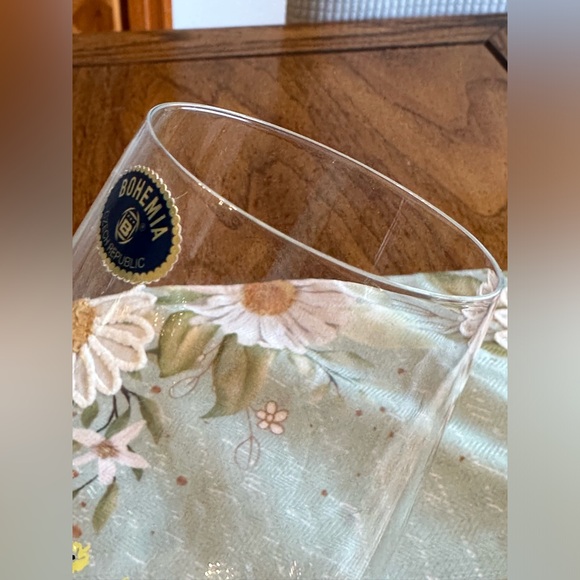 Hand painted Wine Glasses NWT “Love Blooms “ set of two with yellow daisys - Picture 4 of 14